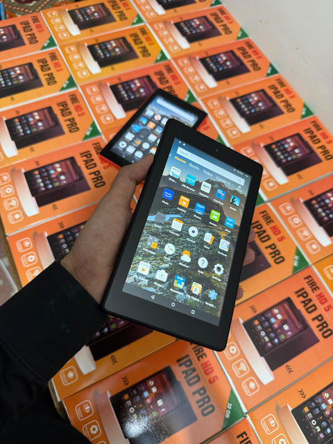 STDUENTS LEARNING TABLET.